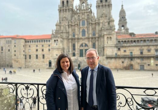 O alcalde de Santiago recibe a nova presidenta da Cámara de Comercio, María Pais